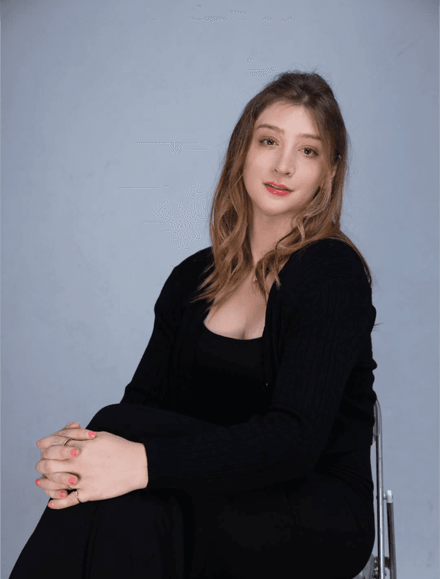 Quinnlan Varcoe — seated, black